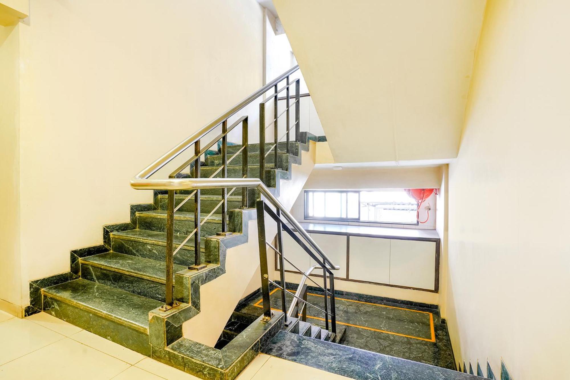 Hotel Fabexpress Kuber - Nr Apmc Vashi, Navi Mumbai Extérieur photo